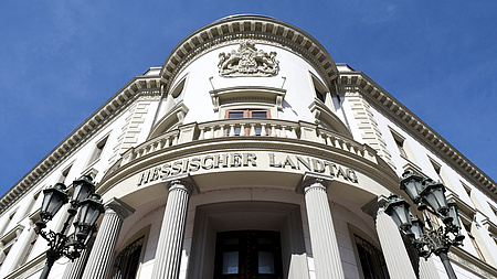 Die Außenfassade des Hessischen Landtags.
