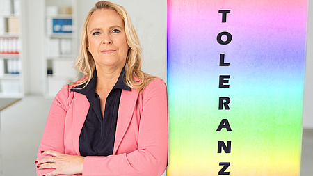 Erste Kreisbeigeordnete und Sozialdezernentin Stephanie Becker-Bösch. Daneben das Wort Toleranz, von oben nach unten geschrieben.