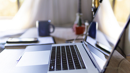 Ein aufgeklappter Laptop.