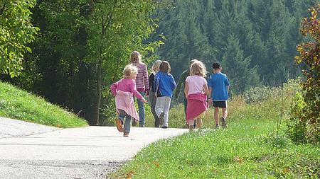 Kindergruppe von hinten