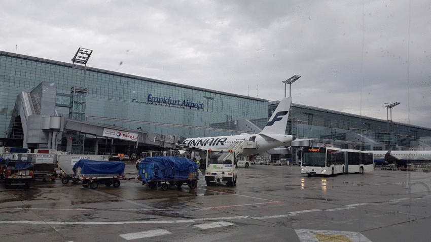Flugzeug und Bus auf dem Gelände des Frankfurter Flughafens