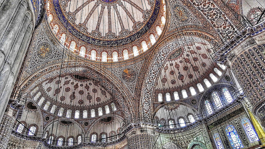 Bunte Deckenansicht einer Moschee