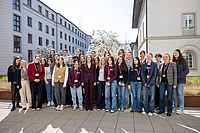 Ein Gruppe von Mädchen auf einem Platz