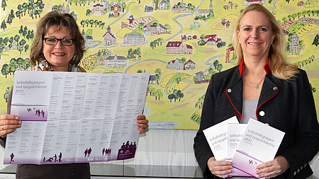 Gesundheitsdezernentin Stephanie Becker-Bösch und Anette Obleser von der Selbsthilfe-Kontaktstelle des Wetteraukreises.