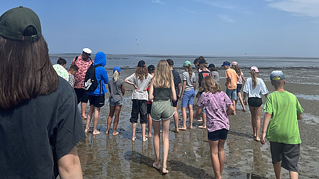 Kinder, die über das Wattenmeer laufen