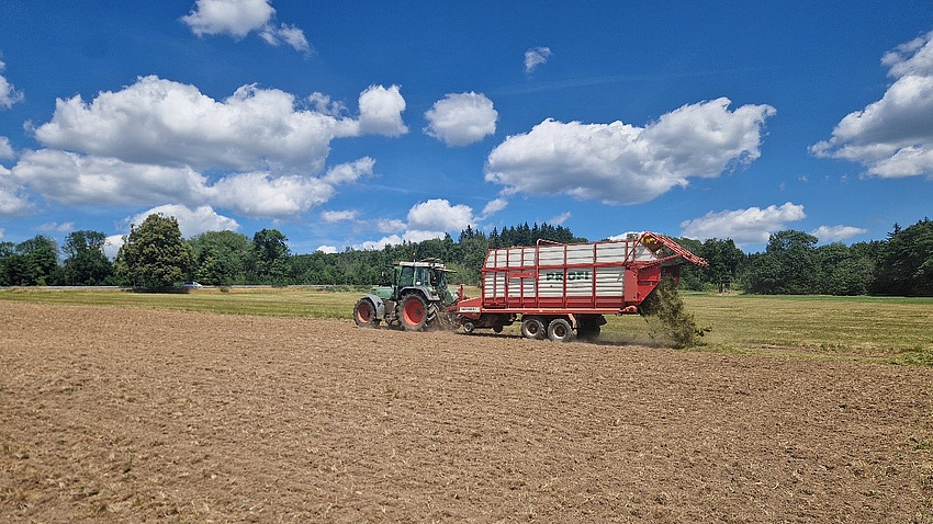 Ein Traktor auf einem Feld.