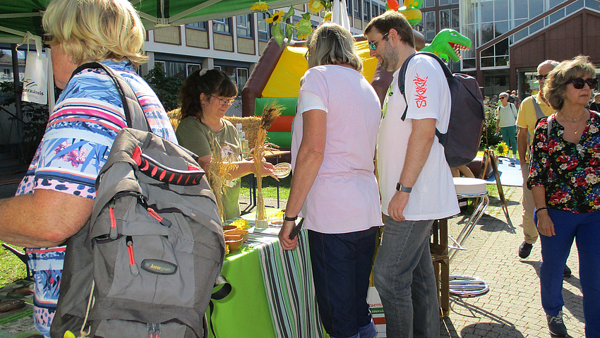 Besucher an einem Marktstand