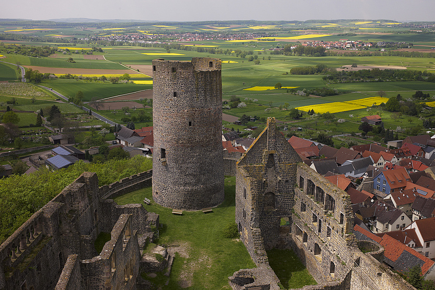 Ein Bild der Burgruine Münzenberg mit dem Rundturm in der Mitte.