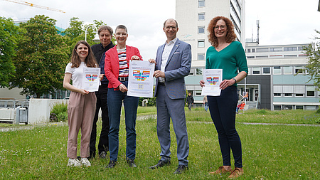 fünf Personen stehen auf dem Friedberger Europaltz und zeigen Plakate zum diesjährigen Diversity-Tag