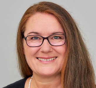 Frau mit langen Haaren und Brille