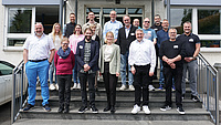 Eine Gruppe von Leuten auf einer Treppe.