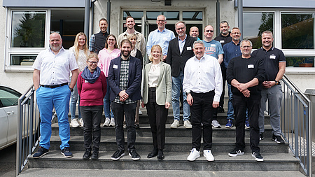 Eine Gruppe von Leuten auf einer Treppe.