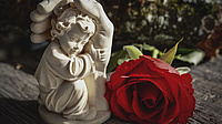 Quelle: Pixabay, Bild von suju-foto - Kleiner Stein-Engel, der von einer großen Stein-Hand beschützend gehalten wird, daneben liegt eine rote Rose