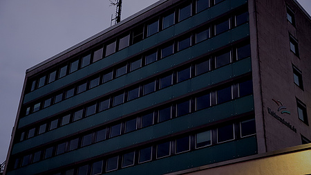Das Kreishais liegt komplett im Dunkeln, kein Fenster ist erleuchtet.