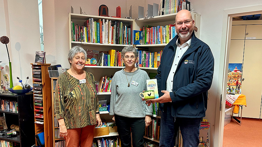 Matthias Walter hält die Tasse in den Händen.