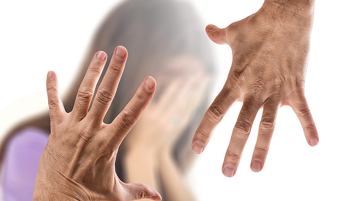 In Hintergrund hält eine weibliche Person beide Hände schützend über ihr Gesicht. Im Vordergrund sieht man zwei bedrohliche angespannte Hände mit extrem gespreizten Fingern. Bildquelle Gert Altmann auf Pixabay