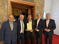 Das Bild zeigt fünf Personen, die anlässlich der Verleihung des Bundesverdienstkreuzes in der Bad Nauheimer Synagoge zusammengekommen sind.