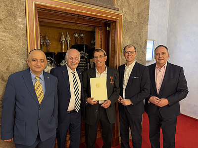 Das Bild zeigt fünf Personen, die anlässlich der Verleihung des Bundesverdienstkreuzes in der Bad Nauheimer Synagoge zusammengekommen sind.