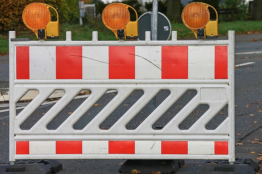 Eine Straßenabsperrung mit Warnlichtern.