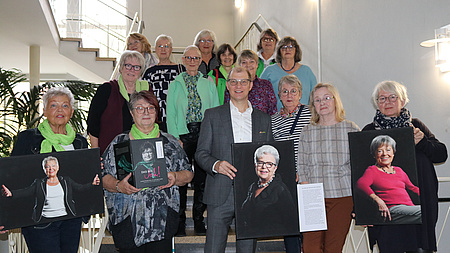 Mehrere Menschen stehen auf einer Treppe.