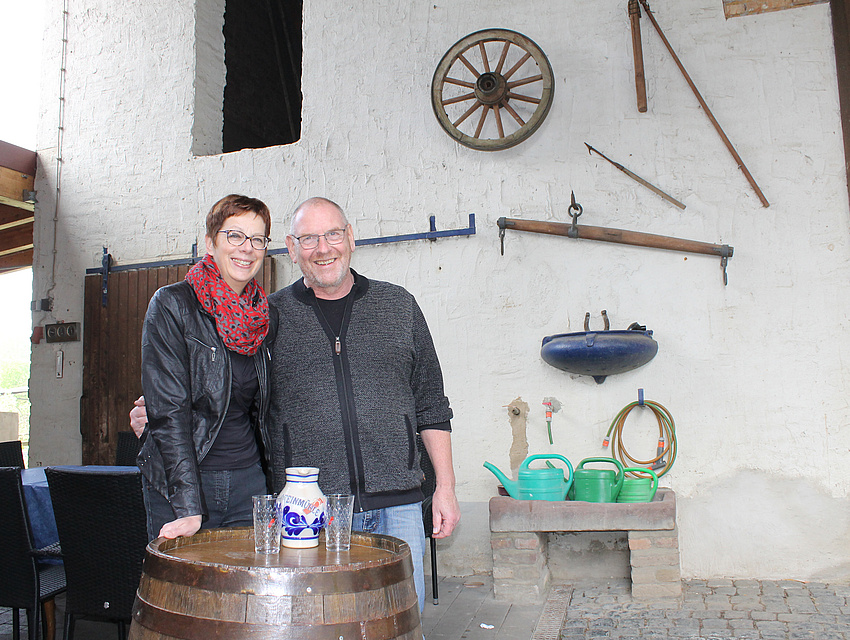 Sigrid und Wolfgang Roth vor Ihrer Straußwirtschaft