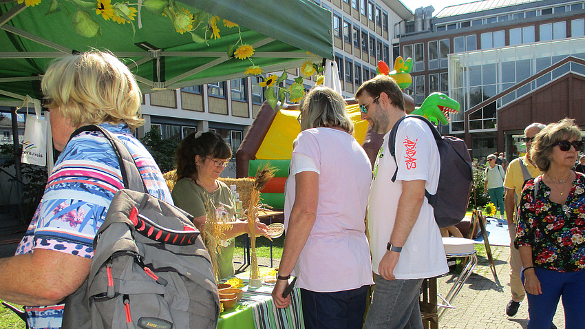 Ein Marktstand mit Leuten.