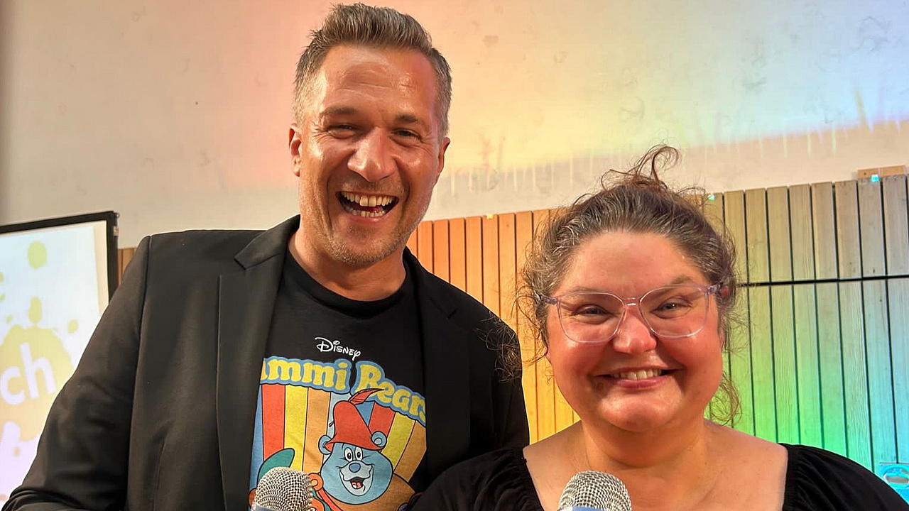 Oli Becker und Heike Englisch mit Mikrofon als Moderatorenteam 