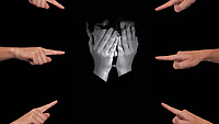 Im Mittelpunkt steht ein Haupt, dessen Gesicht schamhaft mit beiden Händen verdeckt wird. Sechs Finger zeigen auf das Haupt.