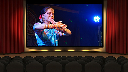 Eine orientalische Tänzerin auf einer Kinoleinwand