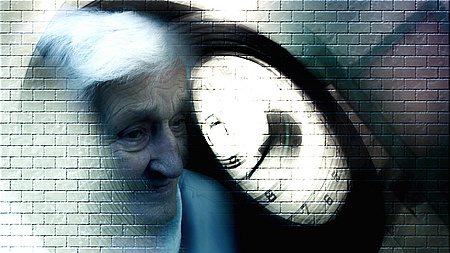 Man sieht eine alte Frau und eine Uhr vor einem verschwommenen Hintergrund, Gert Altmann auf Pixabay