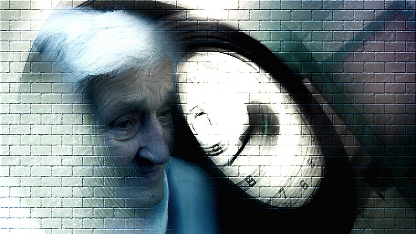 Man sieht eine alte Frau und eine Uhr vor einem verschwommenen Hintergrund, Gert Altmann auf Pixabay