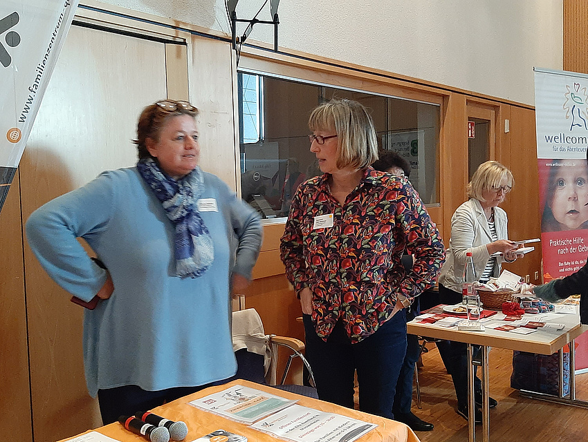 Im Gespräch am Stand Familienzentrum Quellenpark