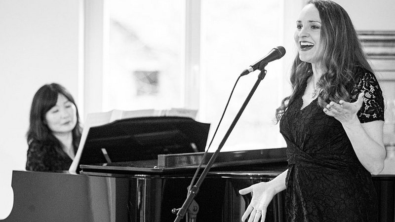 Schwarz weiß Foto von einer singenden Frau und einer Frau, die Klavier spielt