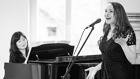 Eine Frau am Klavier, eine am Mikrofon