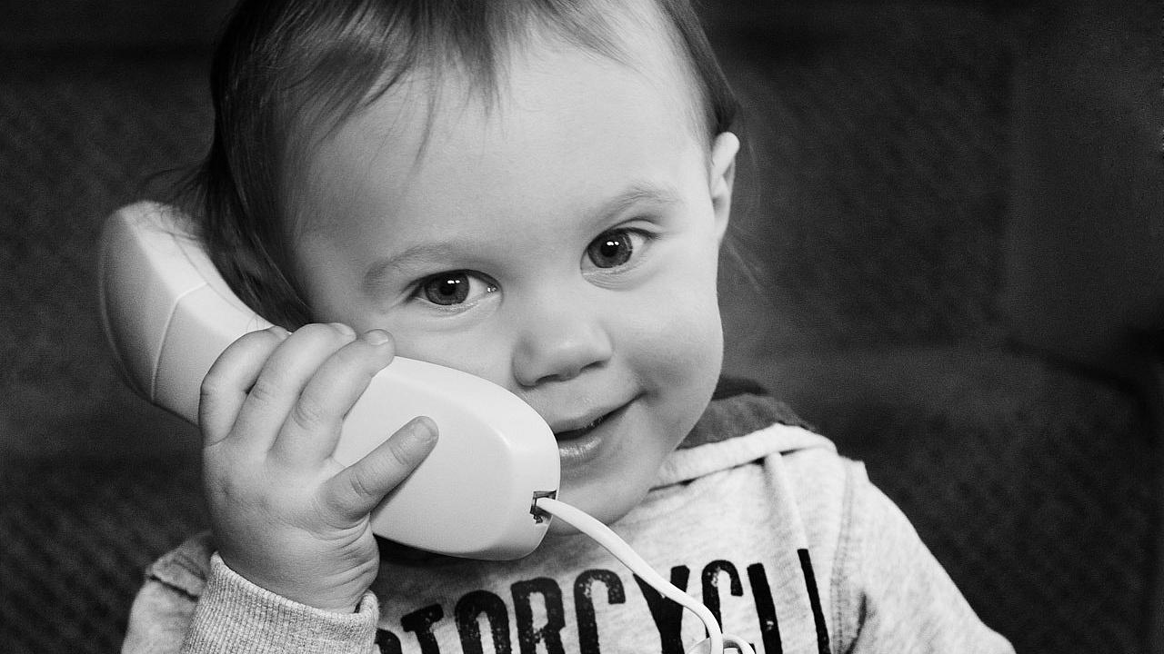 Kleinkind mit Telefonhörer