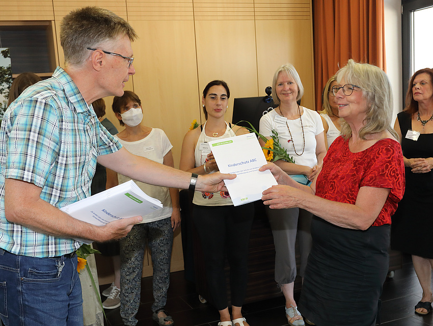 Ehrung Teilnehmender (Netzwerkkoordinatorin rechts))