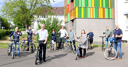 Eine Gruppe von Menschen mit Ihren Fahrrädern.