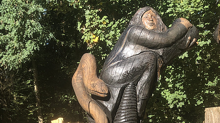 Holzskulptur Frau und Schlange