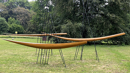 Drei Kunstobjekte im Park