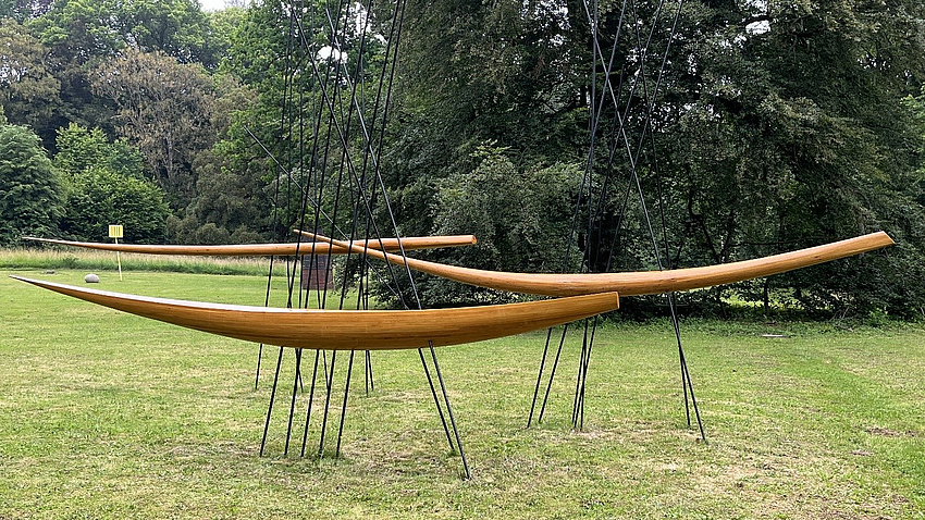 Drei Kunstobjekte im Park