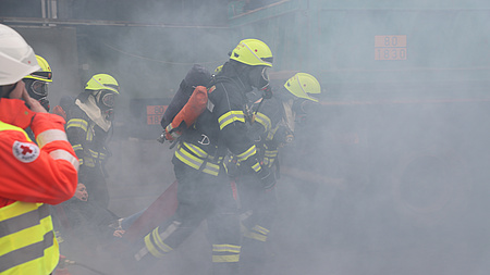 Zwei Feuerwehrmänner mit Atemschutzmasken.