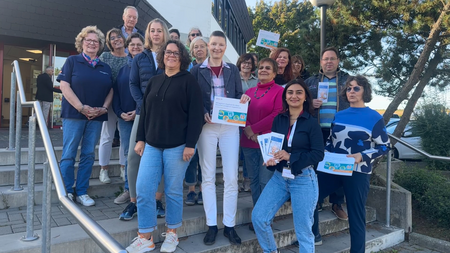 Eine Gruppe von Leuten auf einer Treppe.