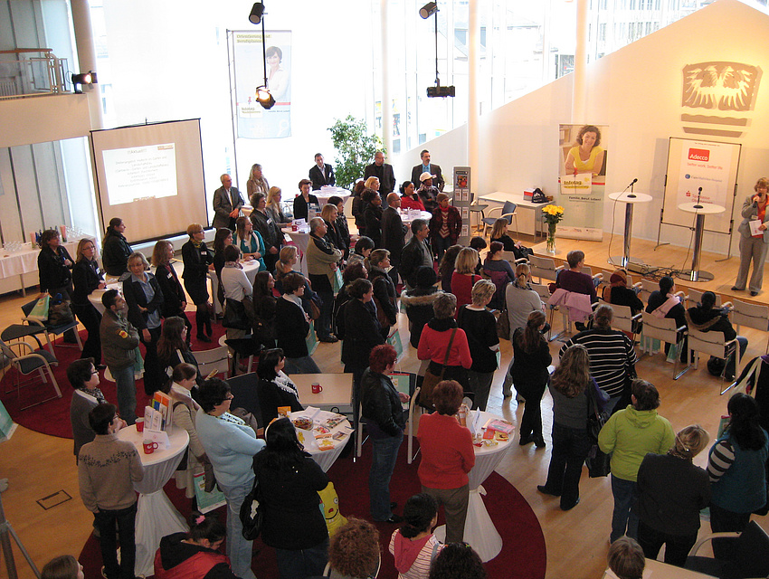 Foto von vielen Menschen im Plenarsaal für einen Infotag.