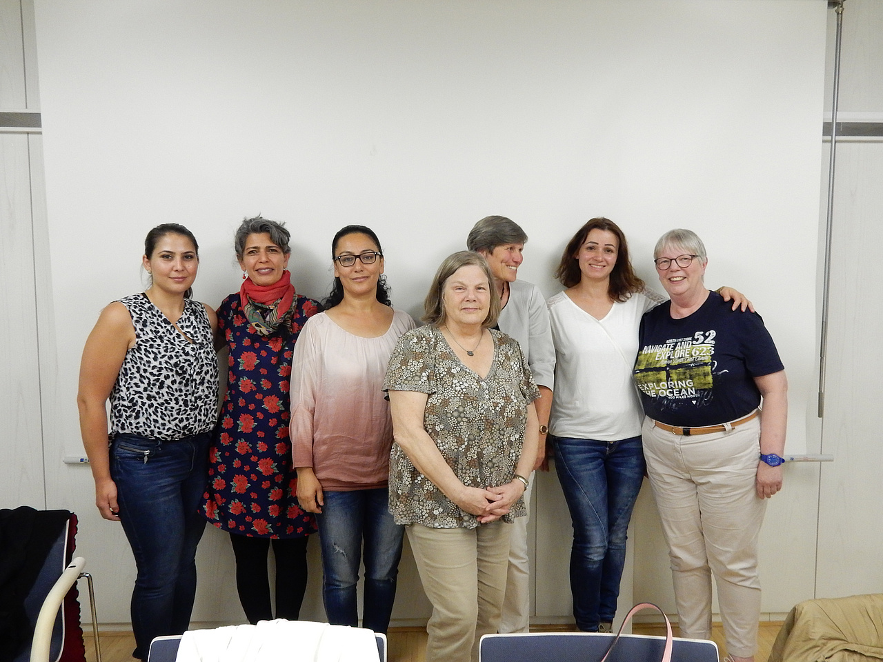 Mehrere Frauen unterschiedlicher Herkunft lächeln in die Kamera