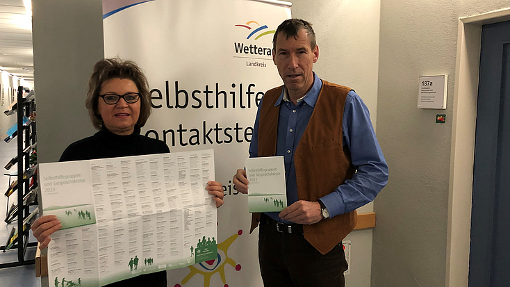 Prof. Dr. Reinhold Merbs und Anette Obleser präsentieren das neue Faltblatt Prof. Dr. Reinhold Merbs und Anette Obleser präsentieren das neue Faltblatt