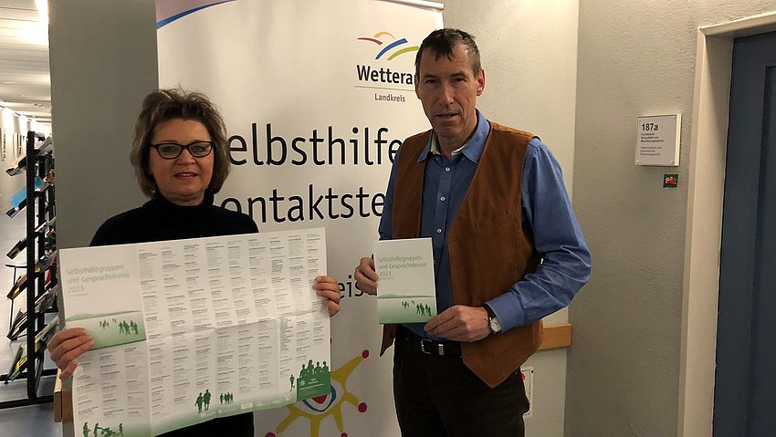 Prof. Dr. Reinhold Merbs und Anette Obleser präsentieren das neue Faltblatt