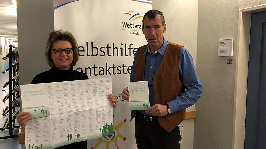 Prof. Dr. Reinhold Merbs und Anette Obleser präsentieren das neue Faltblatt Prof. Dr. Reinhold Merbs und Anette Obleser präsentieren das neue Faltblatt