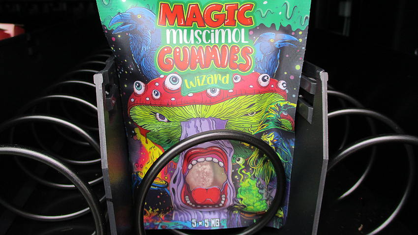 Eine bunte Packung, die Gummibärchen enthalten.