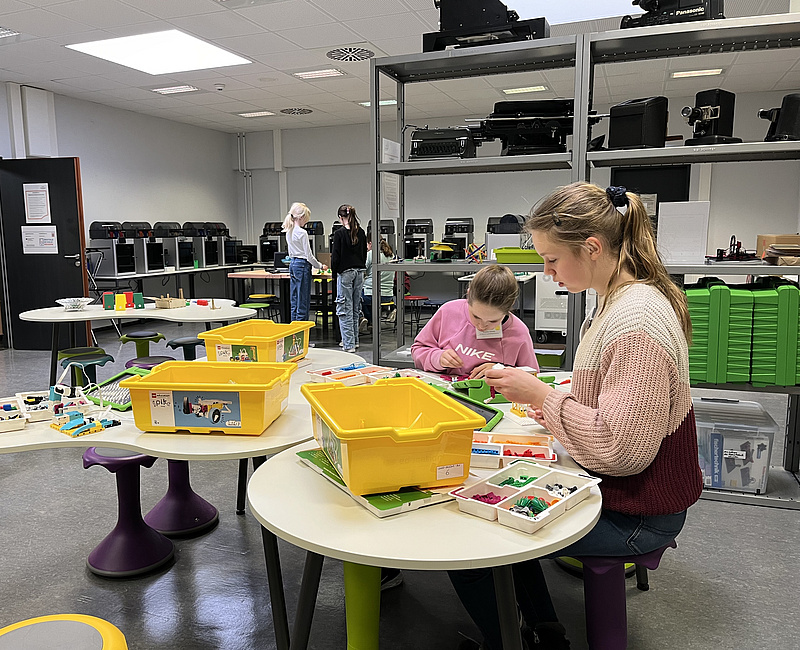 8 Mädchen besuchten beim Girls' Day die Fachstelle Schul-IT und Medienzentrum. 