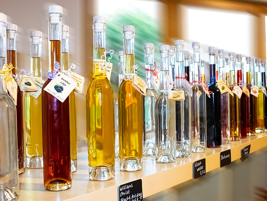 die edlen Obstbrände in schlanken hohen Flaschen mit Korkverschluss